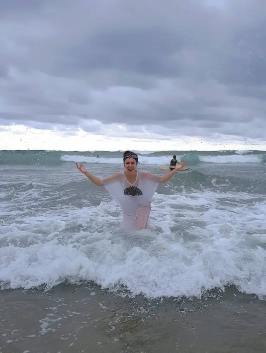 Wulan Guritno kerap membagikan momen liburan di akun Instagram pribadinya. Salah satunya adalah saat ia bermain air di tepi pantai. (Foto: instagram.com/wulanguritno)