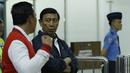 Menpora, Imam Nahrawi dan Ketua PBSI, Wiranto, saat menunggu kedatangan pasangan ganda putra Kevin Sanjaya dan Marcus Gideon di Bandara Soekarno Hatta, Senin (18/12/17). Kevin-Marcus berhasil menjuarai Dubai Super Series 2017. (Bola.com/M Iqbal Ichsan)