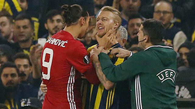 Zlatan Ibrahimovic Cekik Simon Kjaer