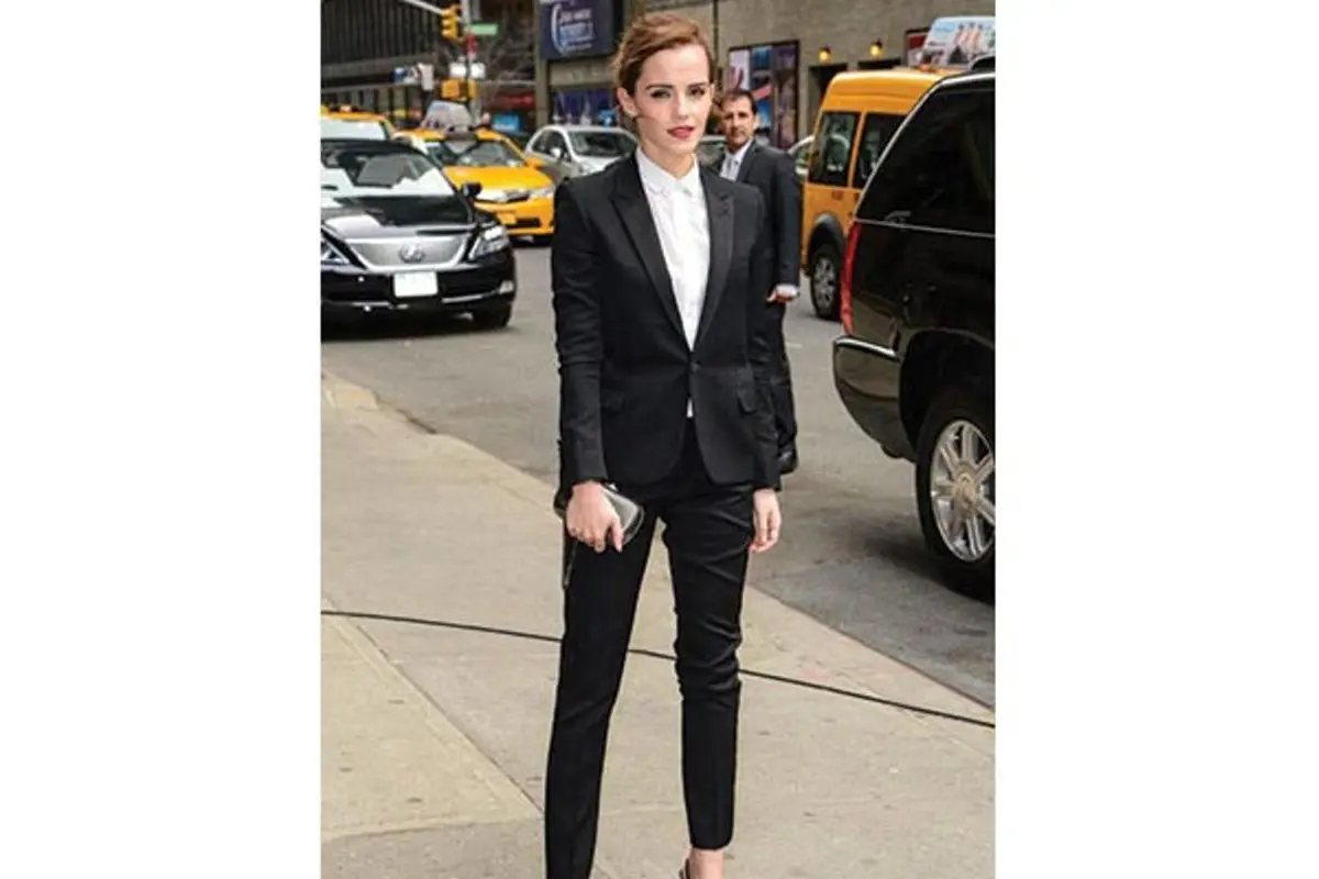 7 Gaya Busana Monokrom Terbaik ala Emma Watson