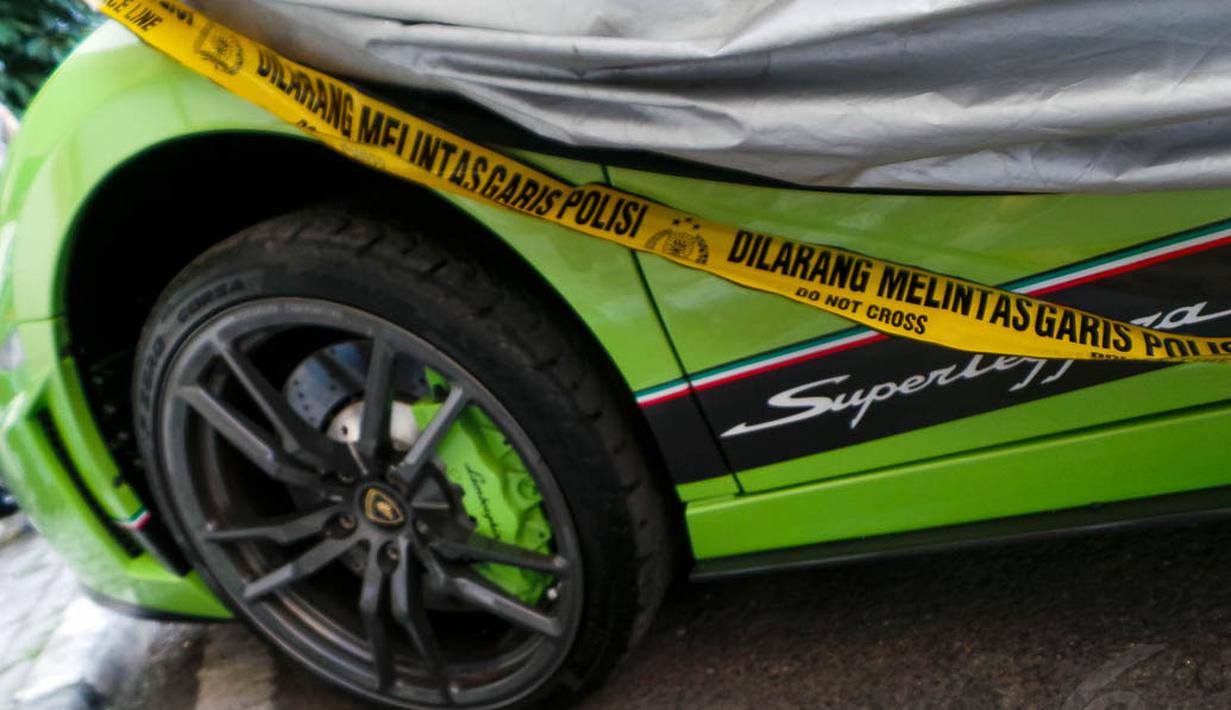 Lamborghini dengan nomor polisi B 1285 SHP itu tampak dipasangi garis polisi, Jakarta, (1/9/14). (Liputan6.com/Faizal Fanani)