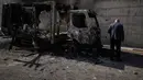 Penyerangan tersebut mengakibatkan cedera, penangkapan, serta kerusakan material yang luas. Tampak dalam foto, warga Palestina memeriksa kendaraan yang terbakar setelah serangan yang dilakukan oleh pemukim Israel pada hari sebelumnya di kawasan industri di desa Beit Lid, Tepi Barat, dekat Tulkarm, Rabu 12 November 2025. (AP Photo/Majdi Mohammed)