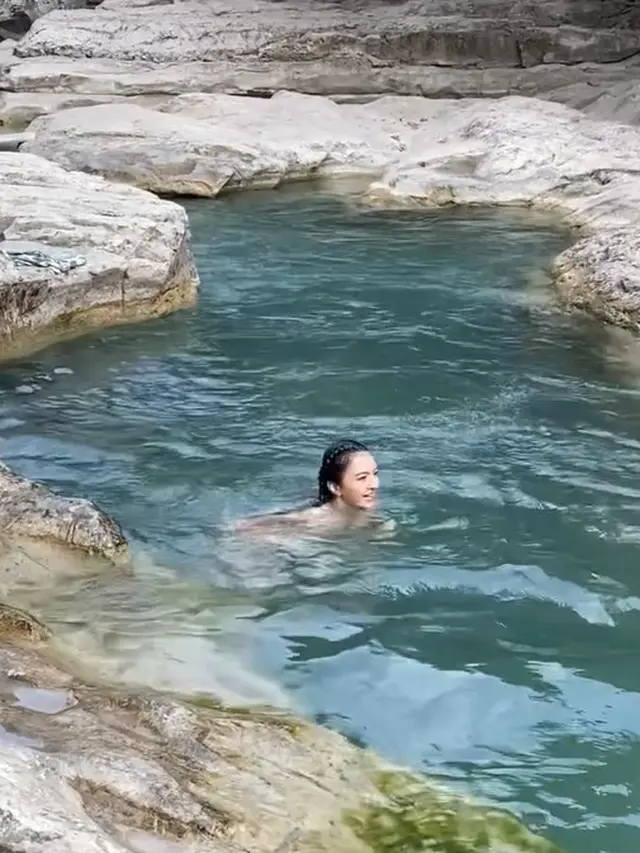 Raline Shah di air terjun (Instagram/ralineshah)