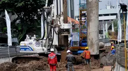 Para pekerja sedang menyelesaikan pembangunan Fly Over Ciledug - Tendean di Kebayoran Lama, Jakarta, Kamis, (12/3/2015). Direktorat Lalu Lintas Polda Metro Jaya merencanakan rekayasa arus lalu lintas di kawasan tersebut (Liputan6.com/Johan Tallo)