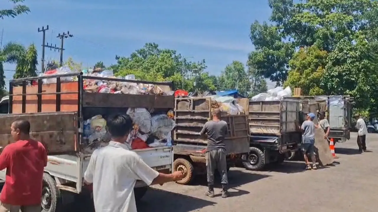 Aksi sopir angkutan sampah di kantor Wali Kota Bengkulu. (Liputan6.com/Yuliardi Hardjo Putro)