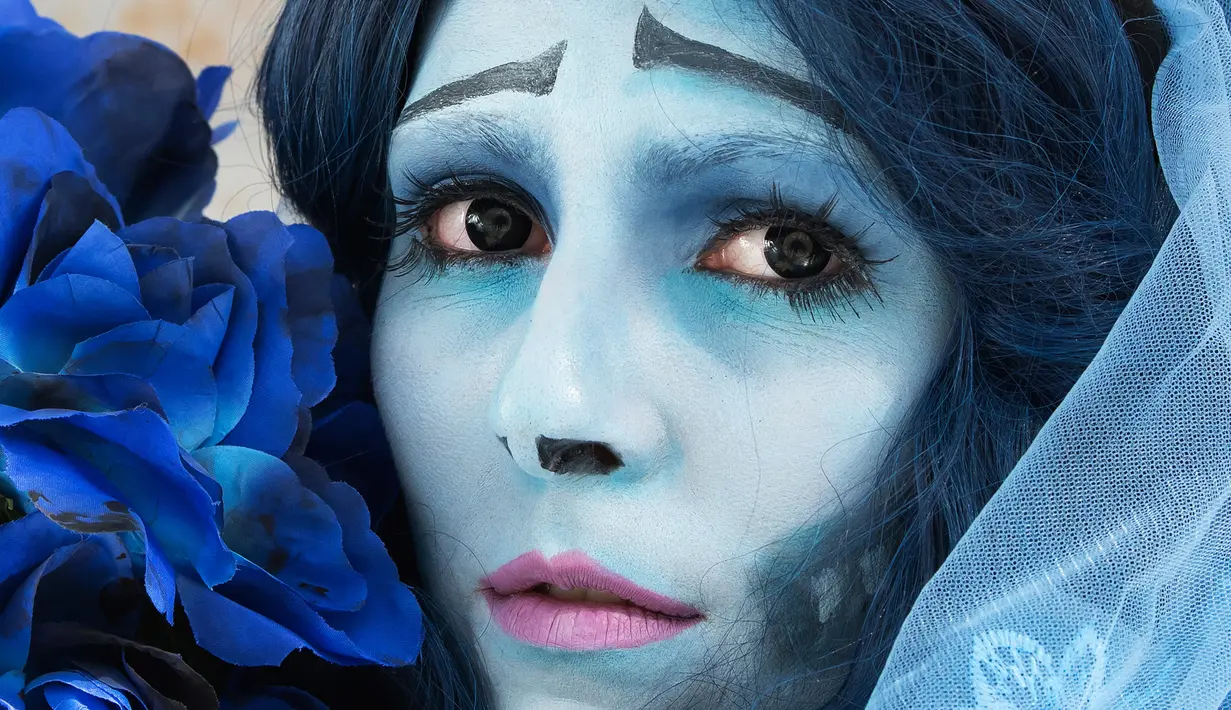 Seorang cosplayer mengenakan kostum saat pameran Manga-Comic-Con di Book Fair Internasional di Leipzig, Jerman (25/3). Acara ini adalah event hiburan dan konvensi komik internasional yang diselenggarakan di Leipzig. (AP Photo/Jens Meyer)