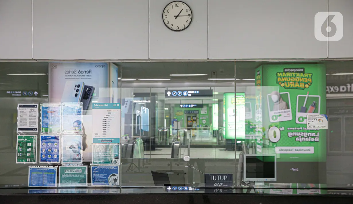Suasana tampak sepi di Stasiun MRT Bundaran HI, Jakarta, Selasa (3/8/2021). Pada Juli 2021, penumpang MRT turun sebanyak 80 persen menjadi 4.450 penumpang per hari dari sebelumnya pada Juni 2021 tercatat sebanyak 22.686 penumpang per hari. (Liputan6.com/Faizal Fanani)