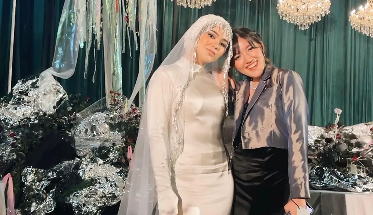 Sebelum sama-sama bergabung dalam girl grup Blink, Sivia Azizah dan Ify Alyssa merupakan jebolan ajang Idola Cilik musim pertama. Dekat sejak masih belia, persahabatan keduanya langgeng hingga beranjak dewasa. Blink bubar tahun 2017, eks anggota Blink memilih solo karier. Meski sudah tidak lagi kerja bareng, eks anggota Blink tetap luangkan waktu untuk bertemu, begitu juga dengan Sivia dan Ify. (Liputan6.com/IG/@ifyalyssa)