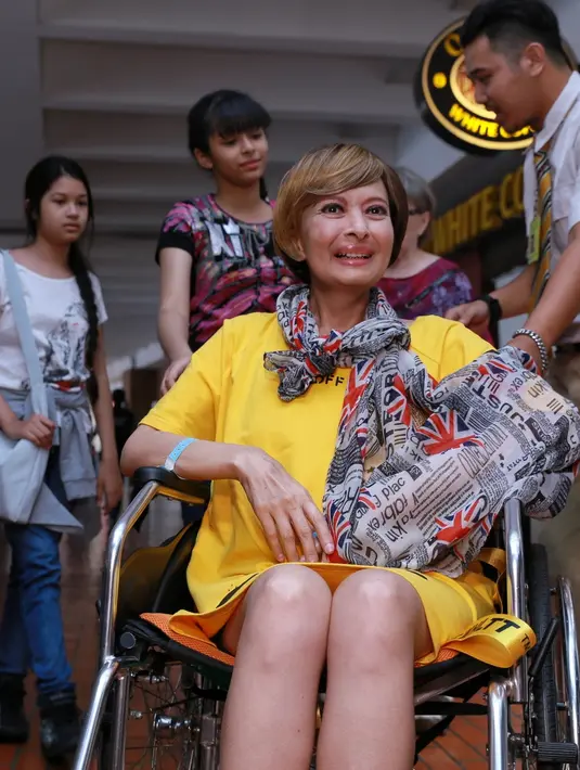 Hal itu dibenarkan oleh Nita, asistennya. Sepulang dari bandara Soekarno Hatta, Yana Zein tidak mau makan dan akhirnya tidak sadarkan diri hingga Senin (29/5). Pihak keluarga juga telah menghubungi Rumah Sakit Mayapada. (Adrian Putra/Bintang.com)