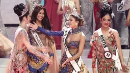 Sonia Fergina Citra (kiri) mendapat ucapan selamat dari Miss Universe 2017 Demi Leigh Nel Peters pada malam pemilihan Puteri Indonesia 2018 di JCC, Jakarta, Jumat (9/3). (Liputan6.com/Herman Zakharia)