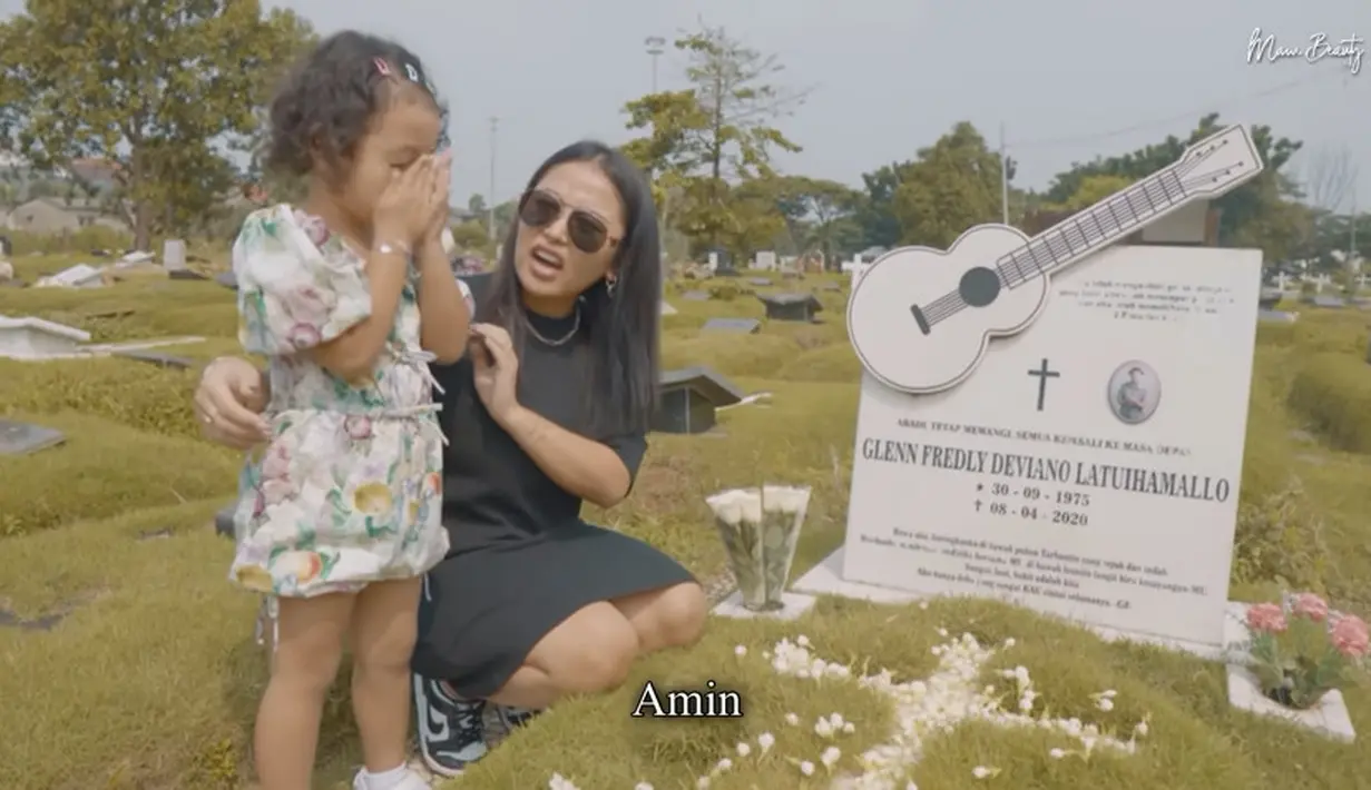 Gewa tampak pintar mengikut Mutia Ayu yang berdoa untuk kebaikan Glenn yang meninggal dunia tiga tahun silam. [Youtube/Mutia Ayu]