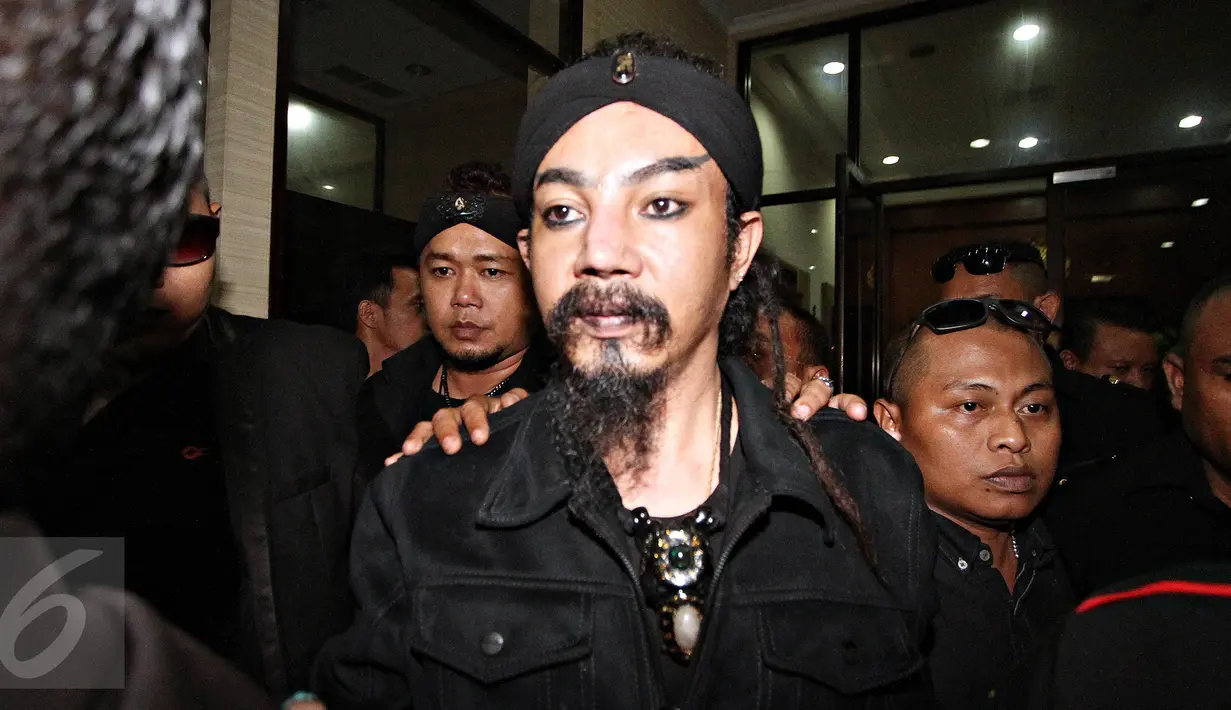 Limbad melakukan atraksi gantung diri di acara malam tahun baru.(Liputan6.com/Immanuel Antonius)
