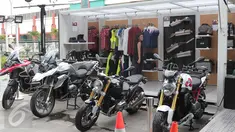 Suasana ruang pamer kontainer atau Pop-Up Container BMW Motorrad di Jakarta, Senin (21/3/2016). Kontainer berukuran 20 kaki tersebut menampilkan line-up dari produk BMW Motorrad. (Liputan6.com/Angga Yuniar)