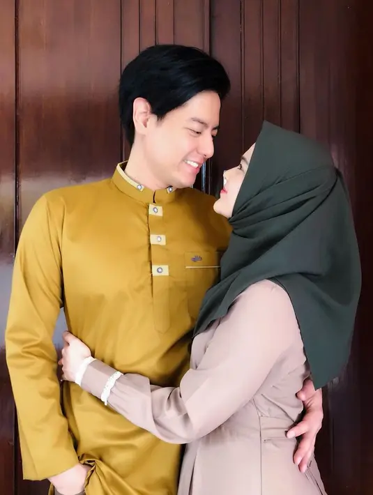 Setelah menikah Cut Meyriska dan Roger Danuarta tetap melanjutkan pekerjaanya di dunia hiburan. Keduanya saling mendukung karir masing-masig dan bahkan terlibat bersama dalam satu judul film. (Liputan6.com/IG/@cutratumeyriska)