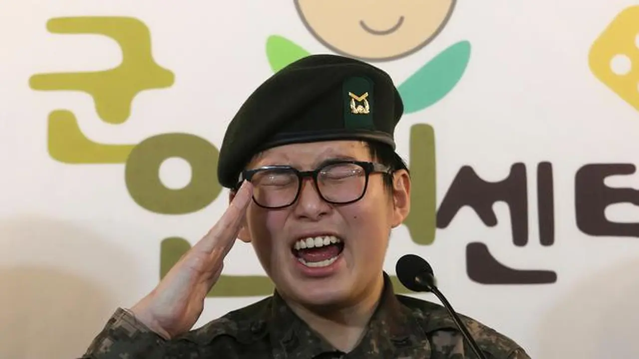 Tentara Korea Selatan Byun Hui-Soo memberi hormat saat konferensi pers di Pusat Hak Asasi Manusia Militer di Seoul, Korea Selatan, Rabu (22/1/2020)