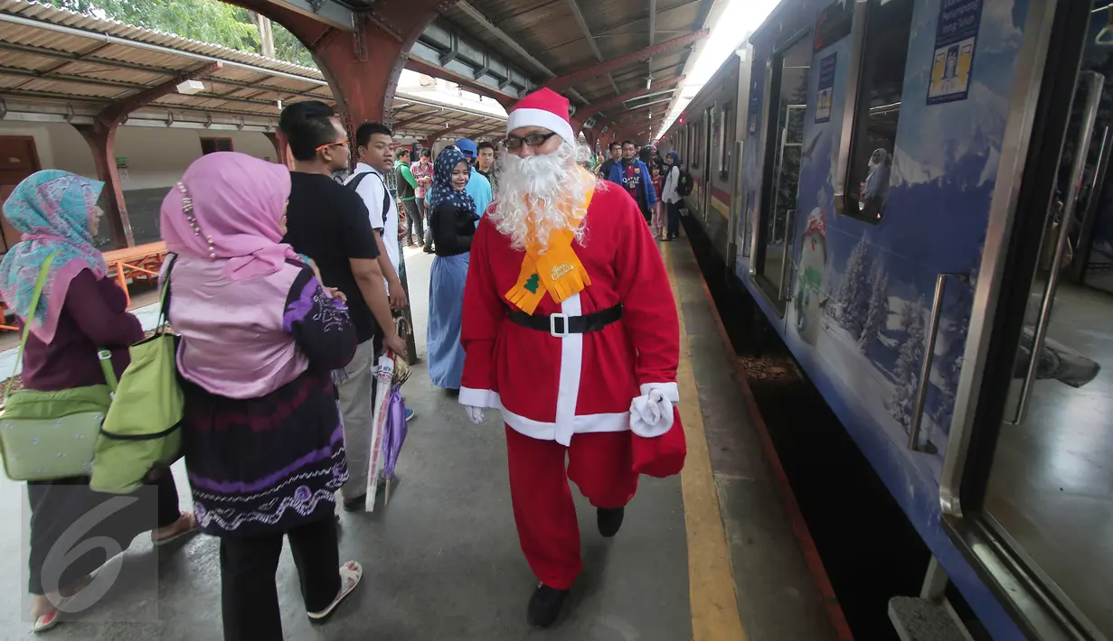 Sinterklas berjalan menyusuri stasiun untuk membagikan hadiah kepada para penumpang KRL di Jakarta, Jumat (25/12/2015). Keberadaan Sinterklas ini merupakan bentuk pelayanan KCJ dalam memperingati hari Natal. (Liputan6.com/Angga Yuniar)