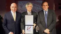 Legenda sepak bola AC Milan, Gianni Rivera (tengah). (AFP Photo)