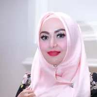 Ada yang berbeda dari Eddies Adelia, saat menghadiri pemakaman komedian Budi Anduk. Bentuk tubuh yang lagsing membuat orang pada pangling. (Galih W. Satria/Bintang.com)