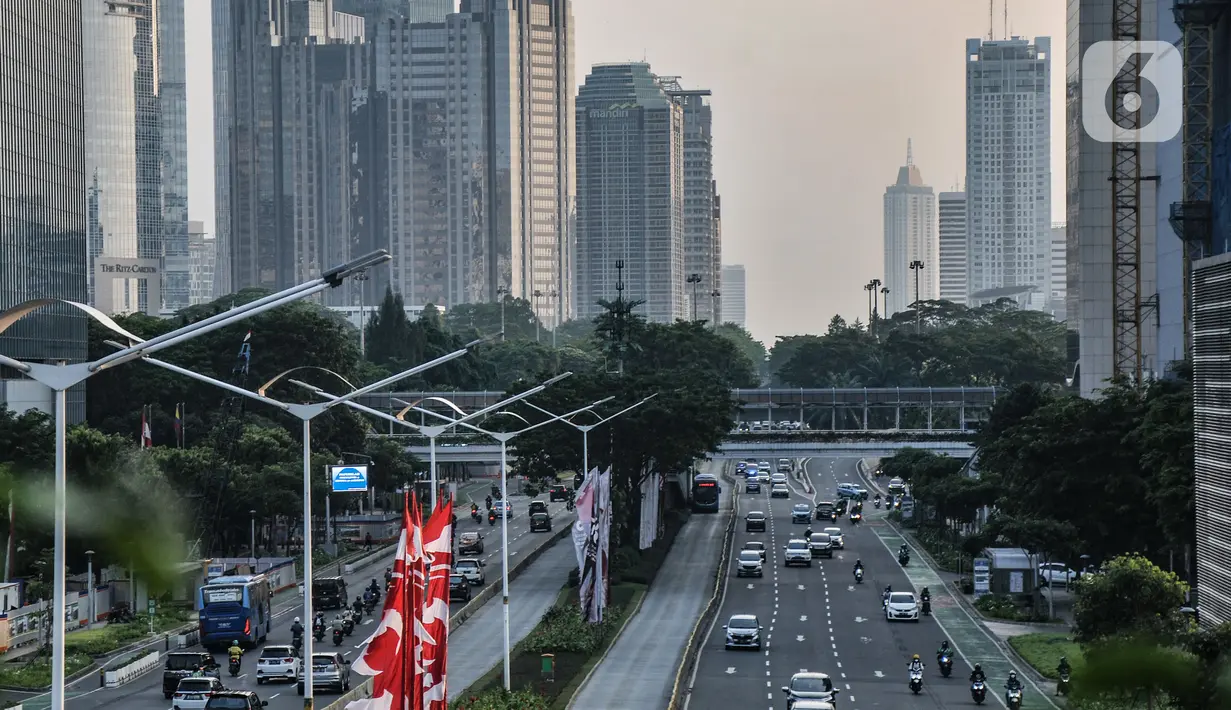 Arus kendaraan melintasi kawasan perkantoran di Jalan Sudirman, Jakarta, Kamis (26/8/2021). Defisit APBN terjadi karena hingga akhir Juli pendapatan negara baru mencapai Rp1.031,5 triliun atau 59,2 persen dari target yakni Rp 1.743,6 triliun. (merdeka.com/Iqbal S Nugroho)
