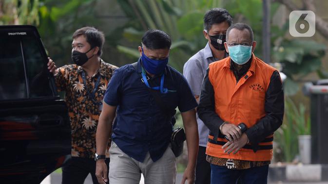 Mantan Sekretaris MA, Nurhadi (rompi oranye) berjalan akan menjalani pemeriksaan perdana pasca penahanan oleh penyidik di Gedung KPK, Jakarta, Rabu (10/06/2020). (merdeka.com/Dwi Narwoko)