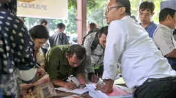 Petugas Kepolisian mendata korban kasus dugaan penipuan dan penggelapan investasi fiktif Pandawa Group, Jakarta, Rabu (22/2). Polda buat posko crisis center untuk korban kasus dugaan penipuan investasi fiktif Pandawa Group. (Liputan6.com/Yoppy Renato)