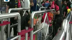 Kepadatan pemudik sudah terlihat mulai dari halaman stasiun, antrean cek tiket hingga ke peron naik kereta sejak pagi tadi.