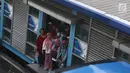 Penumpang menunggu bus Transjakarta di Halte Harmoni, Jakarta, Rabu (2/1). Target 231 juta pelanggan pada tahun 2019 naik dibanding dengan realisasi pelanggan 2018 yang hanya 189,77 juta. (Liputan6.com/Immanuel Antonius)