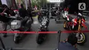 Pewarta mengabadikan beberapa motor dan mobil mewah yang disita dari hasil Operasi Tangkap Tangan (OTT) terhadap Wakil Menteri Ketenagakerjaan (Wamenaker) Immanuel Ebenezer alias Noel di gedung Merah Putih Komisi Pemberantasan Korupsi (KPK), Jakarta, Kamis (21/8/2025). (Liputan6.com/Helmi Fithriansyah)