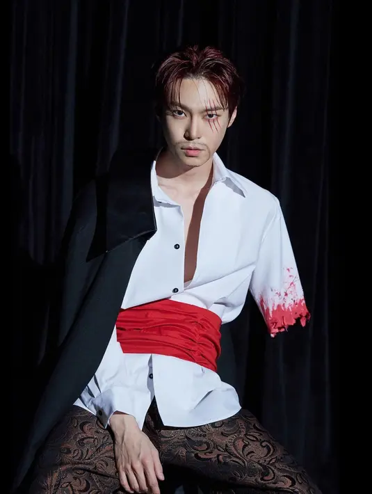 Penggemar NCT sekaligus One Piece tentunya makin terkesima dengan gaya Doyoung yang tampil sebagai Shank si bajak laut tampan. (Instagram @smtown)