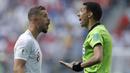 Gelandang Inggris, Jordan Henderson, memprotes wasit Ghead Grisha saat melawan Panama pada laga grup G Piala Dunia di Stadion Nizhny Novgorod, Nizhny Novgorod, Minggu (24/6/2018). Inggris menang 6-1 atas Panama. (AP/Victor Caivano)