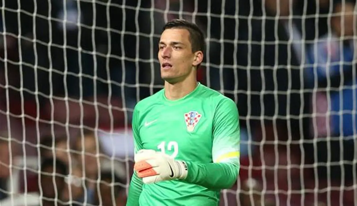 Seandainya Aston Villa berhasil mendatangkan kiper Kroasia, Lovre Kalinic, pada Januari 2016 lalu, mungkin Villa masih bertahan di Premier League musim ini. Izin kerja menjadi masalah bagi Lovre Kalinic. (www.squawka.com)