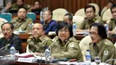 Menteri LHK, Siti Nurbaya (ketiga kiri) mengikuti Raker dengan Komisi IV DPR RI, Jakarta, (18/4). Rapat tersebut Menteri LHK meminta Proyek Reklamasi pantai utara Jakarta, kabupaten Tangerang dan Bekasi untuk di berhentikan. (Liputan6.com/JohanTallo)