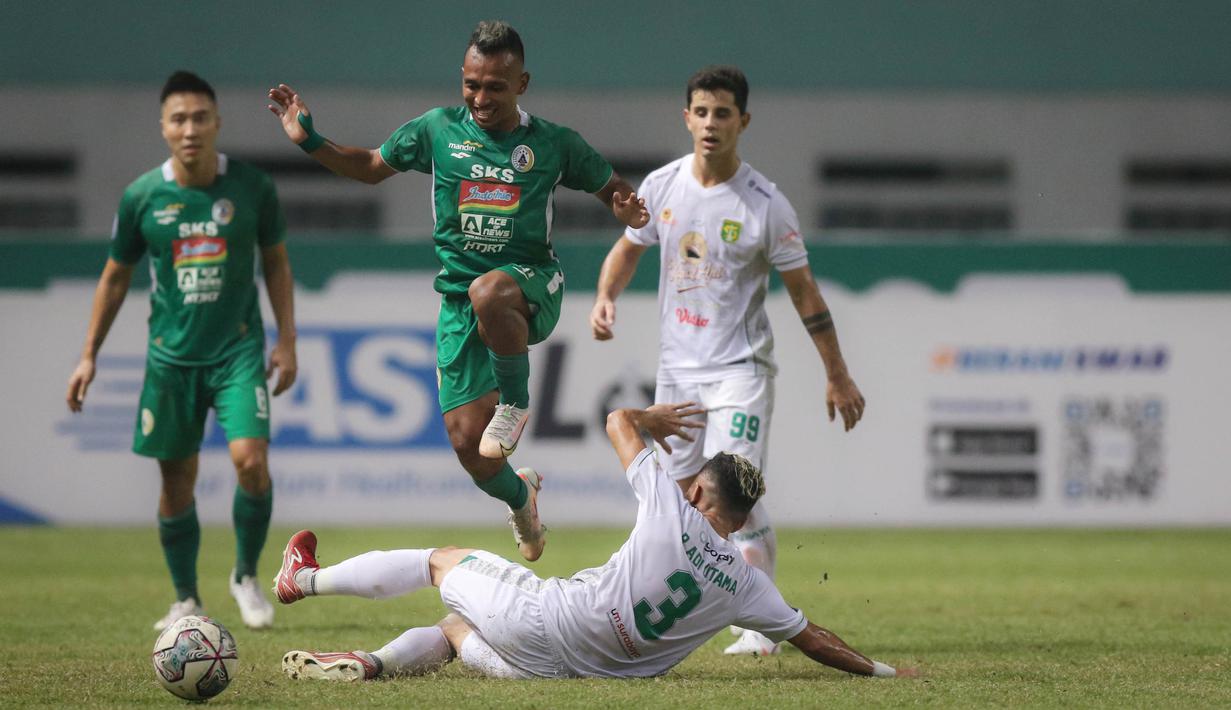 Pria yang memiliki nama asli Irfan Samaling Kumi tersebut, saat ini bermain untuk klub PSS Sleman. Menjadi pemain andalan, Irja telah mengoleksi 6 gol dan 3 assist dari 10 penampilannya di BRI Liga 1 2021/2022. (Bola.com/Bagaskara Lazuardi)