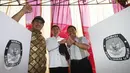 Ketua DKPP Jimly Asshiddiqie, Menpan RB Yuddy Chrisnandi, Walikota Depok Nur Mahmudi Ismail (ki-ka) memantau TPS Kampung Pilkada RW 03 di Depok, Jawa Barat, Rabu (9/12). (Liputan6.com/Immanuel Antonius)