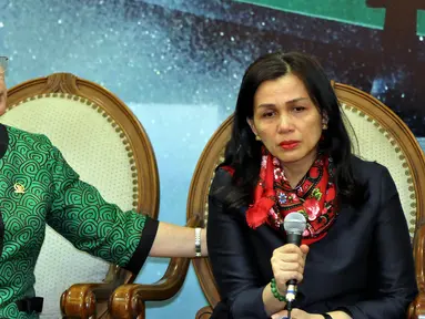 Istri Ketua DPD Irman Gusman, Liestyana Rizal Gusman (kanan) menceritakan kronologis kejanggalan penangkapan suaminya yang ditangkap KPK di rumahnya beberapa waktu lalu, Jakarta, Selasa (20/9). (Liputan6.com/Johan Tallo)
