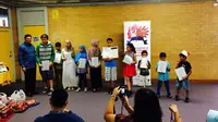 Mengakhiri program pembelajaran tahun 2014 Sekolah Berbahasa Indonesia Pelangi  memberikan penghargaan