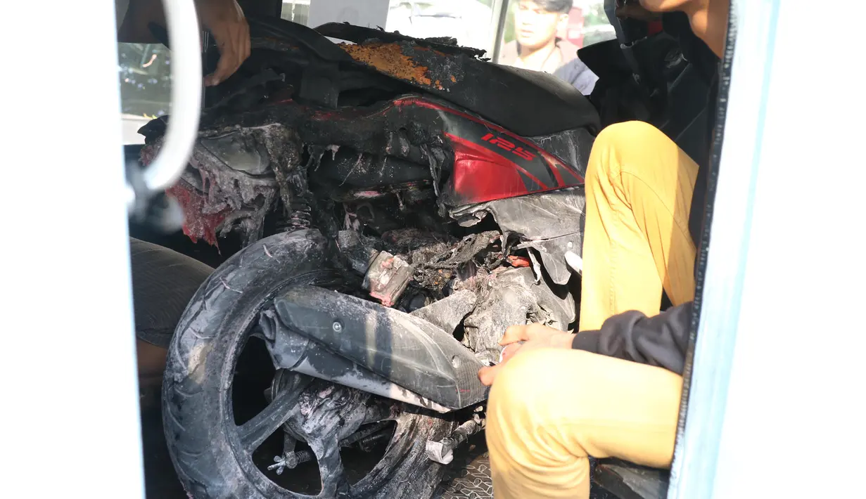 Sepeda motor Yamaha Mio Soul GT berwarna merah tengah di evakuasi dengan mobil usai meledak di parkiran Kemlu, Jakarta, Rabu (7/8/2019). Ledakan motor diduga terjadi akibat korsleting listrik. (Liputan6.com/Angga Yuniar)