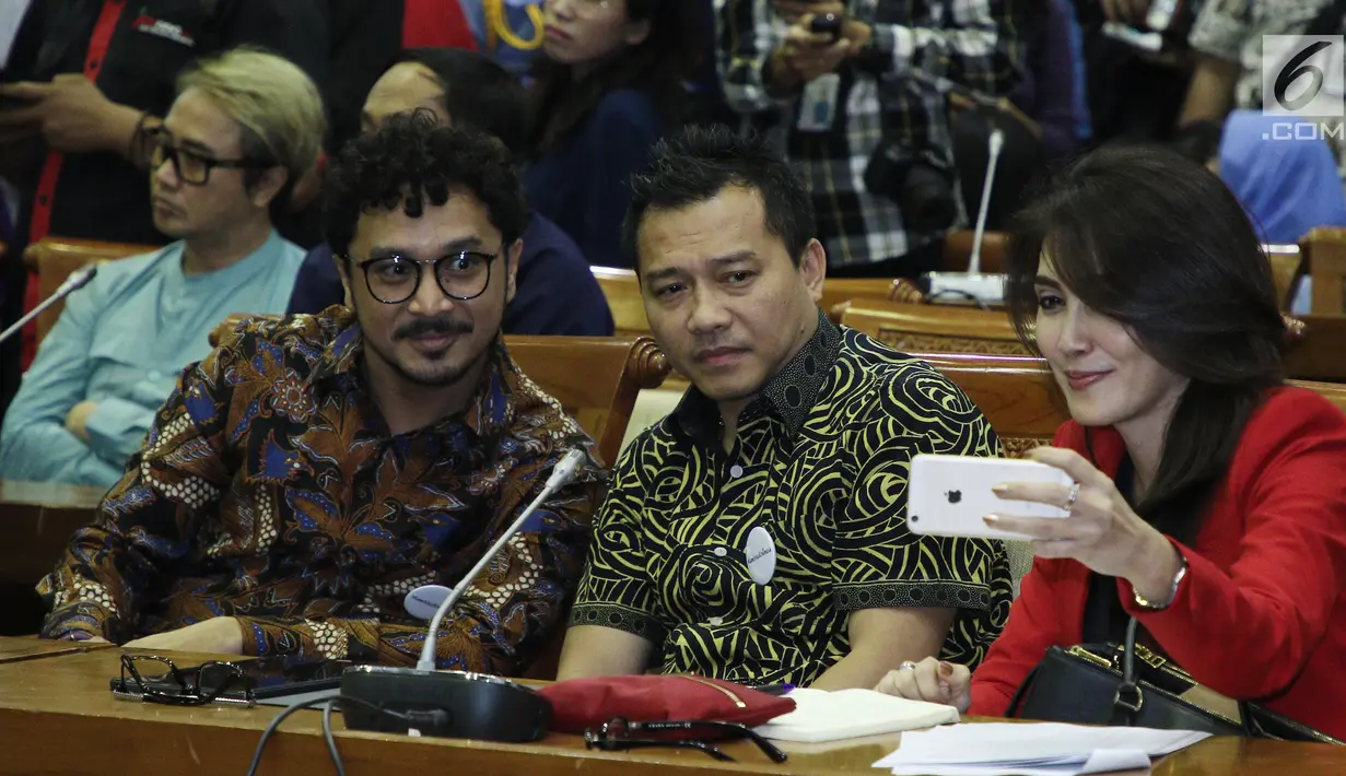 Anggota Badan Legislasi DPR, Rieke Diah Pitaloka (kanan), Anang Hermansyah (tengah) dan Musisi Giring saat mengikuti pertemuan dengan Badan Legislasi DPR di kompleks Parlemen, Senayan, Jakarta, Rabu (7/6).  (Liputan6.com/Herman Zakharia)