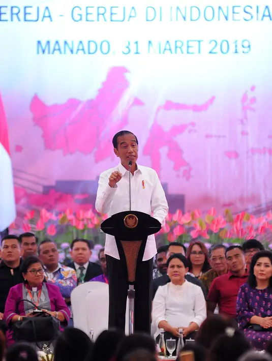 Capres nomor 01, Joko Widodo atau Jokowi memberi sambutan pada acara silaturahmi dengan para peserta Konferensi Gereja dan Masyakarat (KGM) dan pengurus PGI di Manado, Minggu (31/3). Dalam sambutanya Jokowi meminta masyarakat menolak ajakan tidak golput. (Liputan6.com/Angga Yuniar)