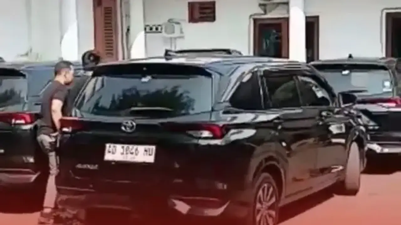 Mobil diduga milik KPK membawa bupati beserta sejumlah barang keluar dari rumah dinas menuju Mapolresta Klaten. (merdeka.com/arie sunaryo).