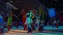Pertujukan tari kolosal saat Upacara Penutupan Pekan Paralimpiade Nasional XVII di Stadion Manahan, Solo, Jawa Tengah, Minggu (13/10/2024). (PB PEPARNAS XVII/Andry Prasetyo)