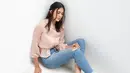 <p>Kali ini, Paula tampil stunning perlihatkan kaki jenjang yang semakin ramping dengan skinny jeans dan cropped blus. [Foto: IG/paula_verhoeven].</p>