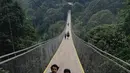 Pemilik nama Fifaldi Surya Permana itu sempat beberapa kali mengunggah potretnya bersama sang istri. Kebersamaan keduanya terlihat saat hangout bareng. Mereka selalu menyempatkan diri untuk liburan di sela kesibukan masing-masing. Keduanya tampak bahagia di momen tersebut. (Liputan6.com/IG/@revaldo.f.s.p)