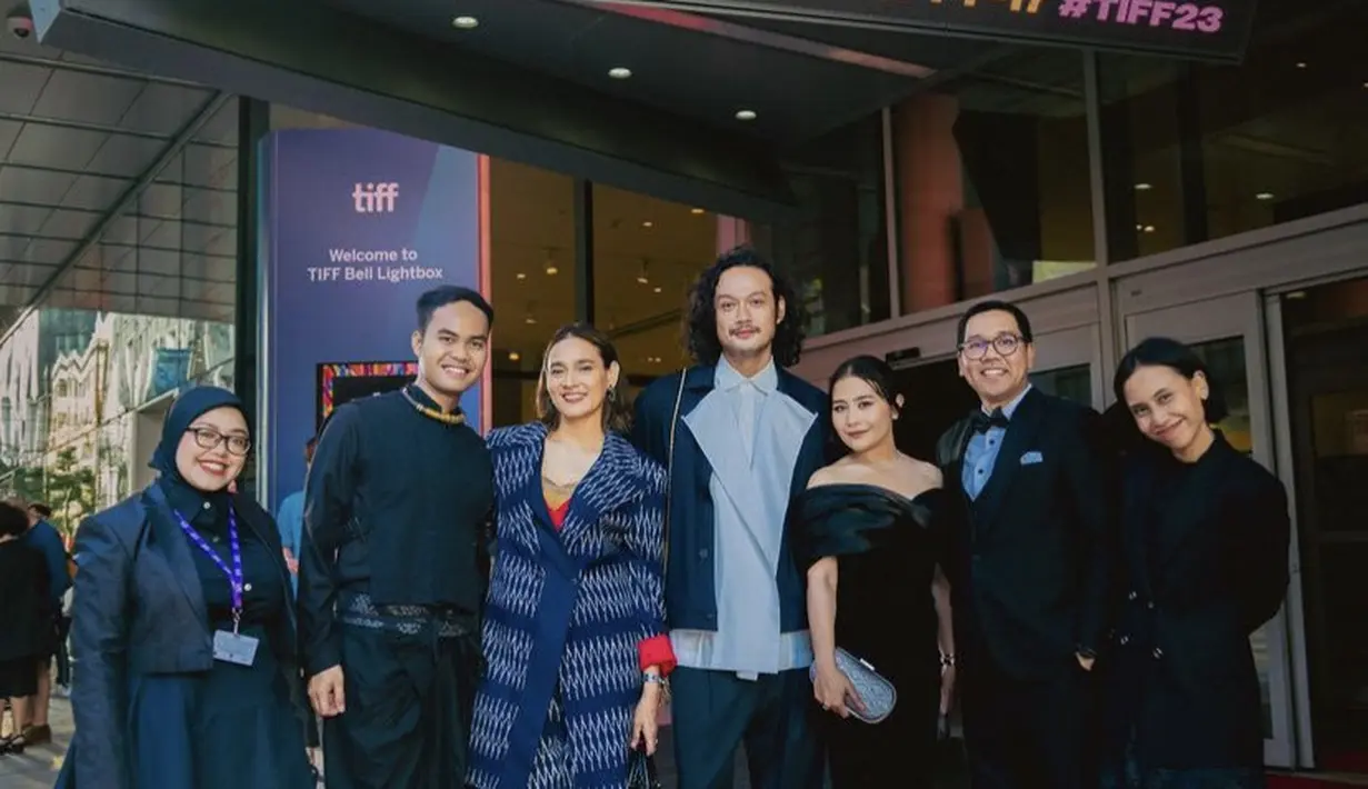 Tak sendiri, para cast pemain Film Budi Pekerti seperti Dwi Sasono pun hadir pada red carpet tiff.[@prillylatuconsina96]