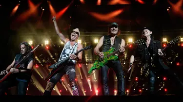 Penampilan grup band Scorpions, Paweł Maciwoda (kiri), Rudolf Schenker (Kedua kiri), Matthias Jabs (kedua kanan), dan Klaus Meine (kanan) dalam festival musik Rock in Rio, Rio de Janeiro, Brasil, Sabtu (5/10/2019). Scorpions tampil menggebrak panggung Rock in Rio. (AP Photo/Leo Correa)