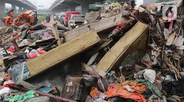 Sampah sisa banjir menumpuk di kawasan Cipinang Melayu, Jakarta, Rabu (8/1/2020). Banjir yang melanda Jakarta dan sekitarnya sejak 1 Januari 2020 lalu menyisakan tumpukan sampah di sejumlah titik. (Liputan6.com/Herman Zakharia)