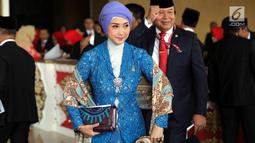 Penyanyi senior Tanah Air, Desy Ratnasari menghadiri pelantikan anggota DPR RI di Kompleks Parlemen, Senayan, Jakarta, Selasa (1/10/2019). Di antara 575 anggota DPR terpilih, terdapat 14 artis yang menjadi wakil rakyat Indonesia. (Liputan6.com/Johan Tallo)