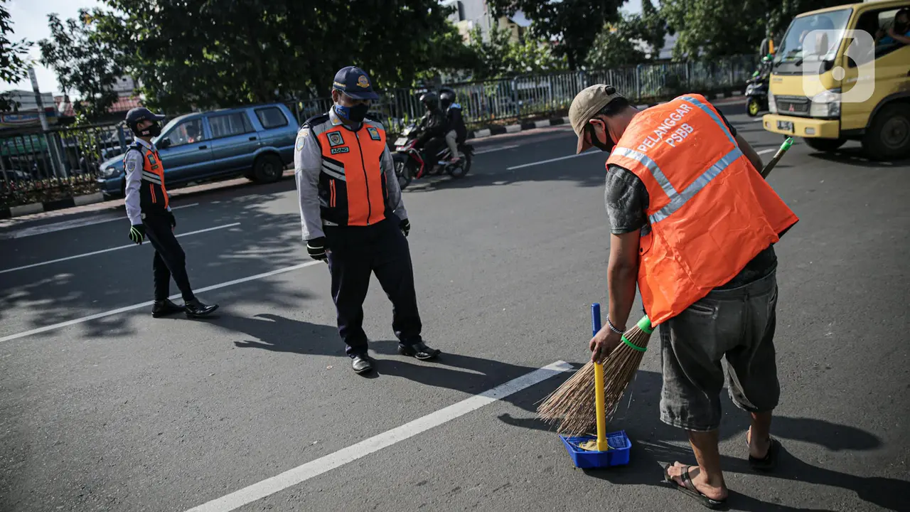 FOTO: Sanksi Sosial Bagi Pelanggar PSBB Jakarta