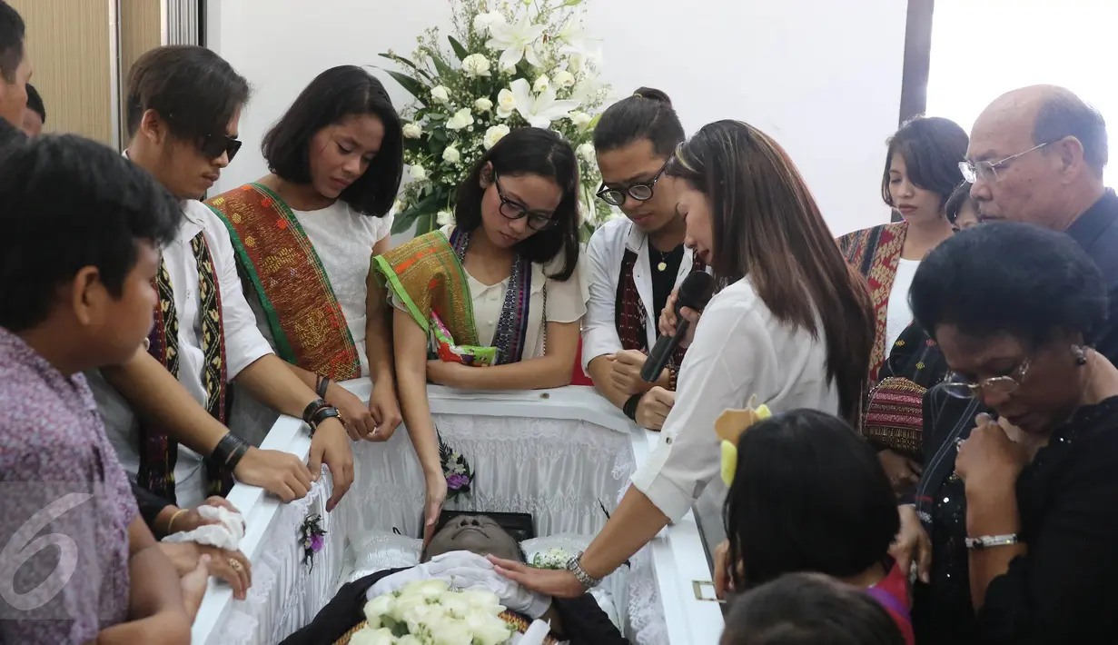 Kerabat Alm Eddy Silitonga memberikan kata-kata terakhir saat prosesi adat batak di rumah duka Fatmawati, Jakarta, Sabtu (27/08). Prosesi adat batak mengiringi almarhum ke tempat peristirahatan terakhir. (Liputan6.com/Herman Zakharia)