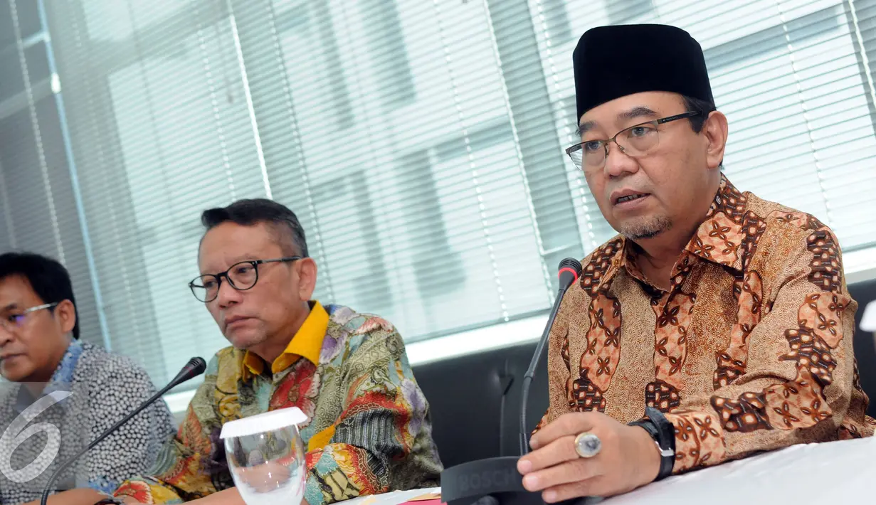 Dirjen Pajak, Ken Dwijugiasteadi (kiri) memberikan keterangan terkait pemanggilan Ketua BPK RI, Harry Azhar Azis, Jakarta, Jumat (15/4/2016). Harry dipanggil untuk melakukan klarifikasi SPT SPT Tahunan PPh. (Liputan6.com/Helmi Fithriansyah)